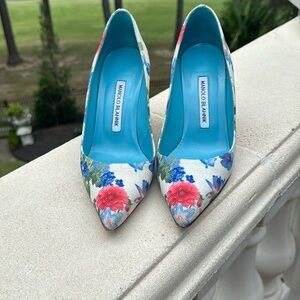 Fabulous Manila Blahnik spring and summer heels. Blue and pink floral pattern.